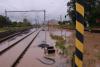 Spojovací kolej na odstavné koleje zcela pod vodou, úplně vpravo spojka do depa., foto: Lukáš Kohout
